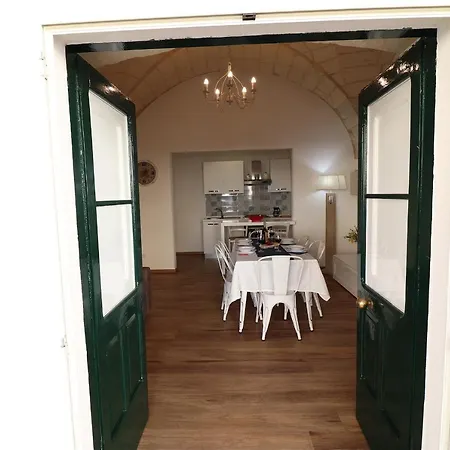 Historic In Centre With Terrace, Wi-fi & Air Conditioning; Pets Holiday home